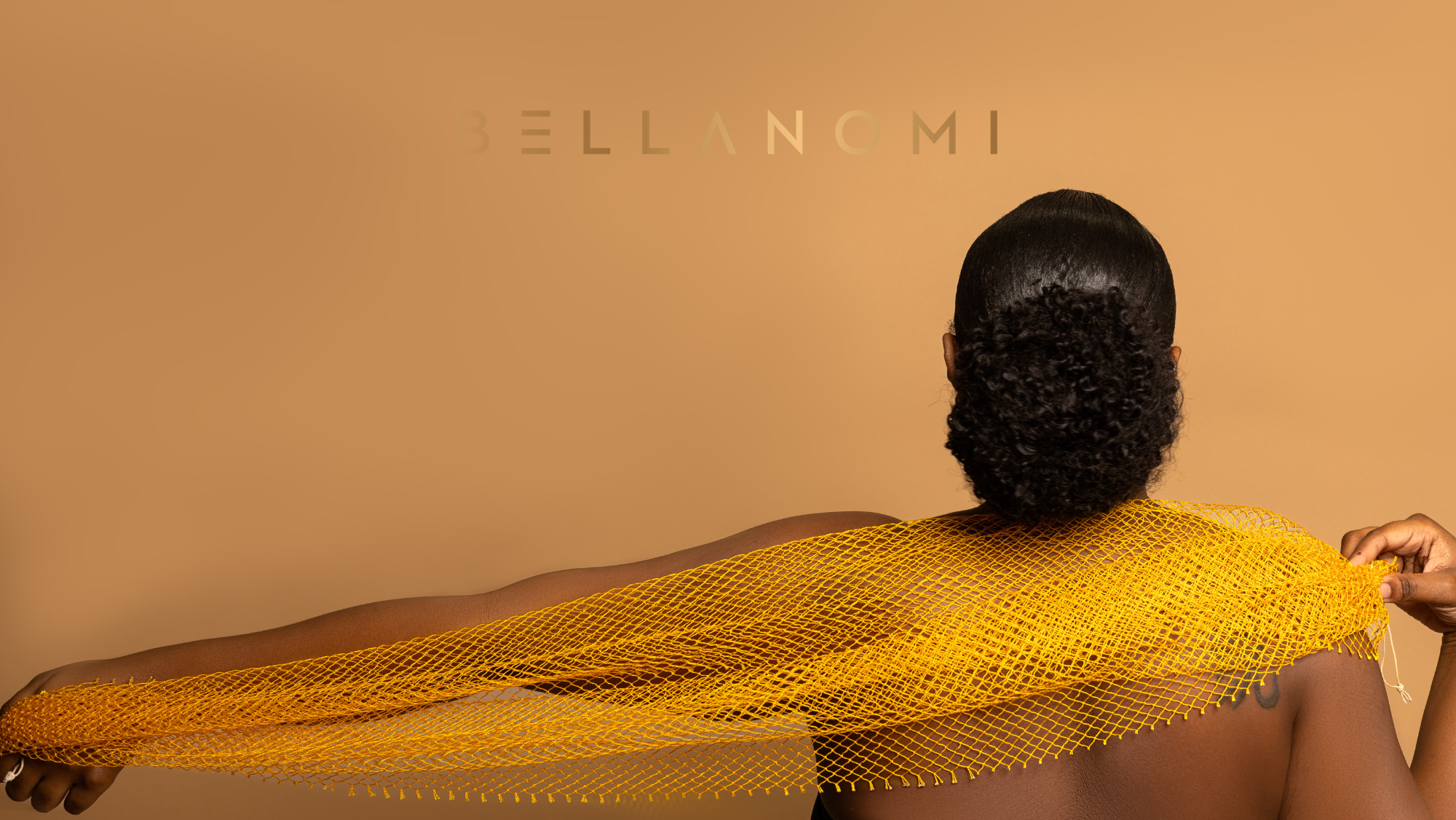 Bellanomi African net sponge showing 45 inches length across a woman&